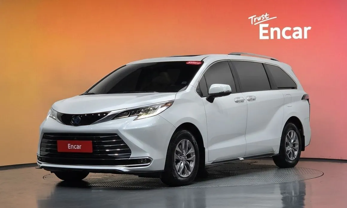 Toyota Sienna — фото 1