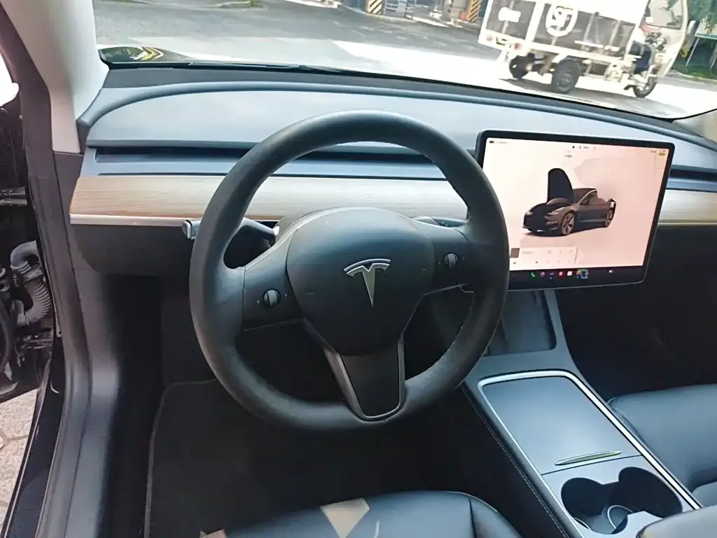Tesla Model 3 — фото 9
