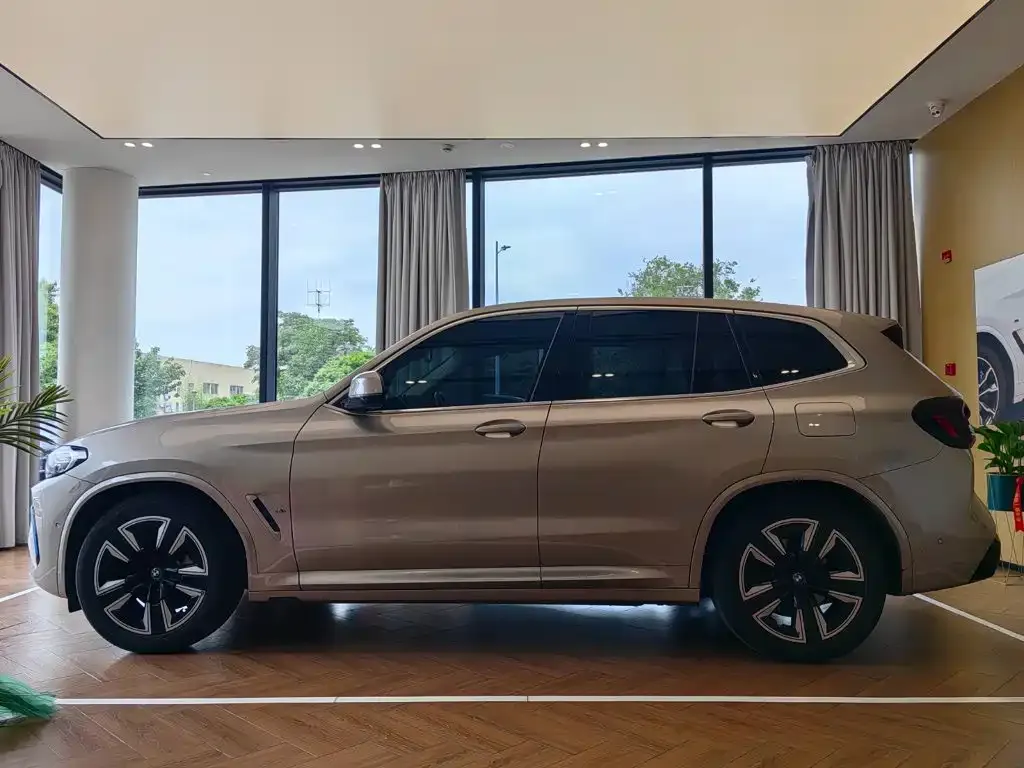 BMW iX3 — фото 4