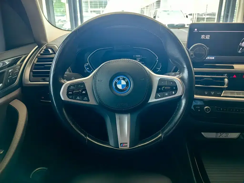 BMW iX3 — фото 10