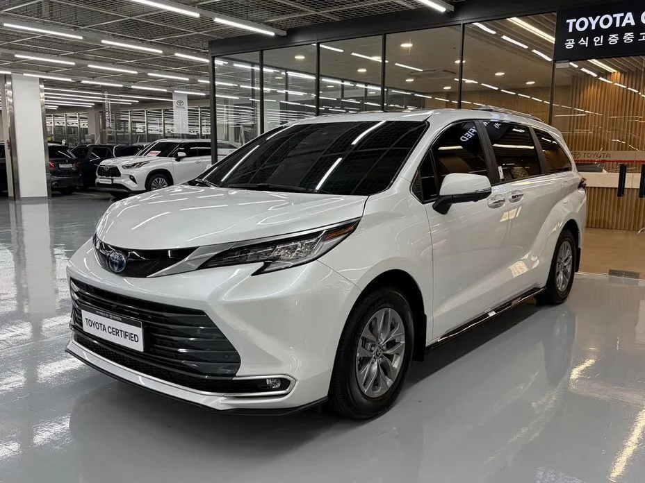 Toyota Sienna — фото 1