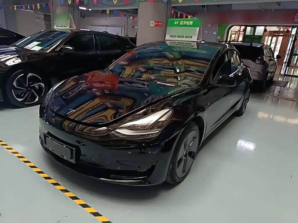 Tesla Model 3 — фото 1