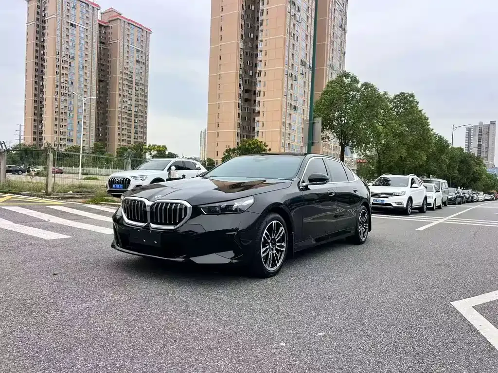 BMW 5 Series — фото 1
