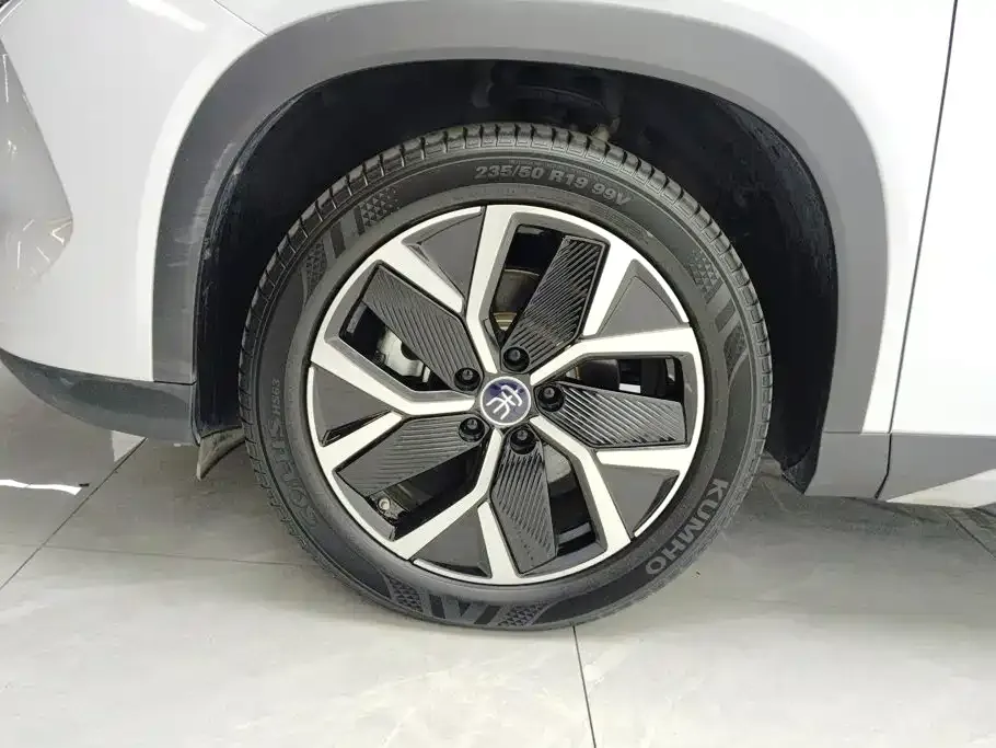 BYD L DM-i — фото 8