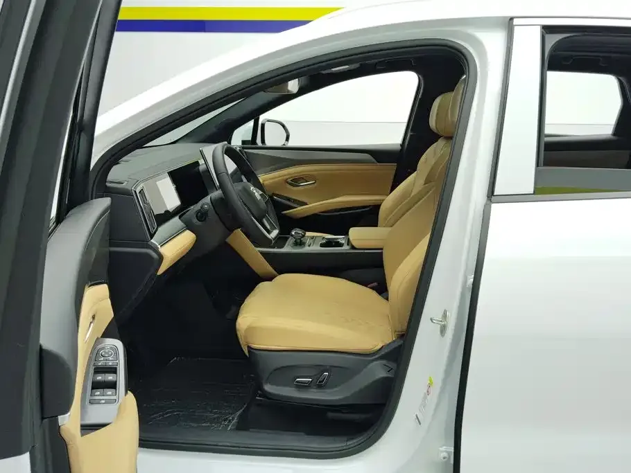 BYD L DM-i — фото 6