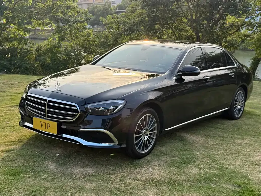 Mercedes-Benz E-Class — фото 1