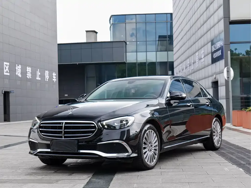 Mercedes-Benz E-Class — фото 1