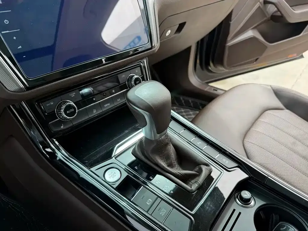 Volkswagen Phideon — фото 10