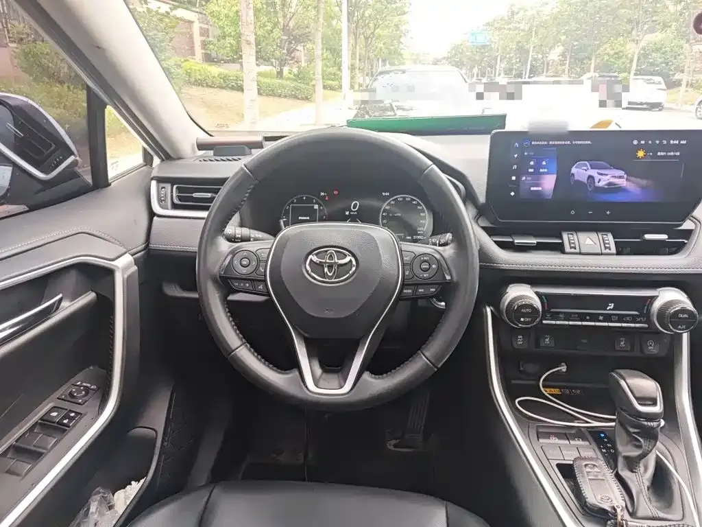 Toyota RAV4 — фото 2