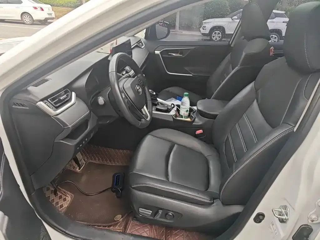 Toyota RAV4 — фото 10