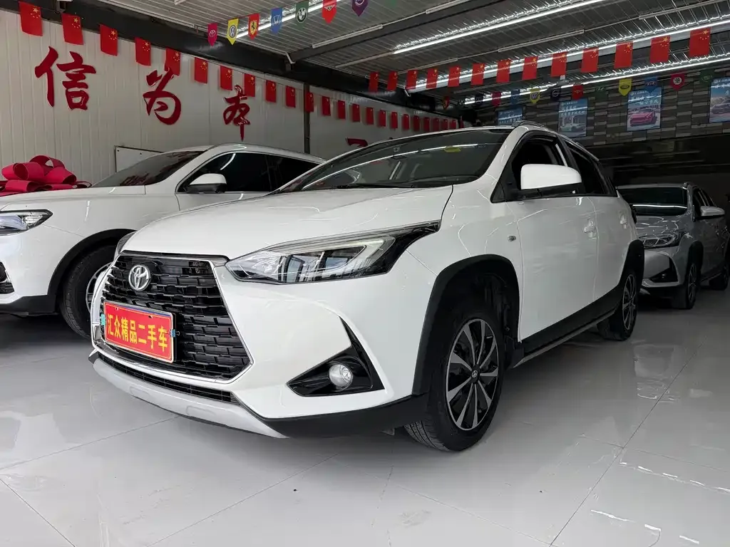 Toyota Yaris L — фото 1