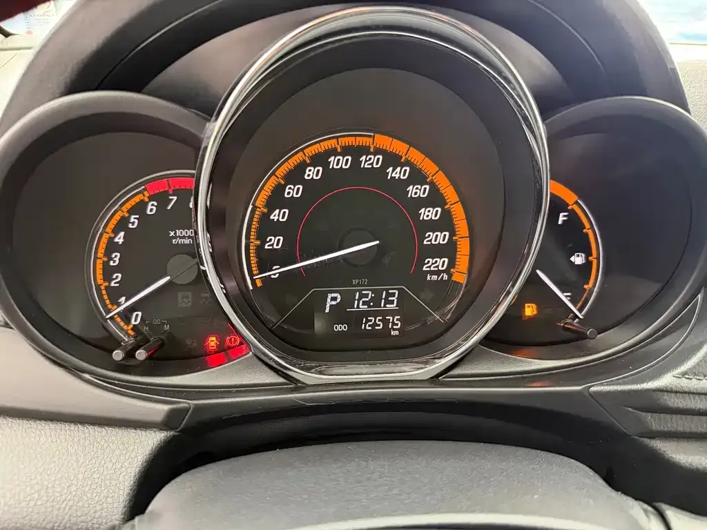 Toyota Yaris L — фото 8