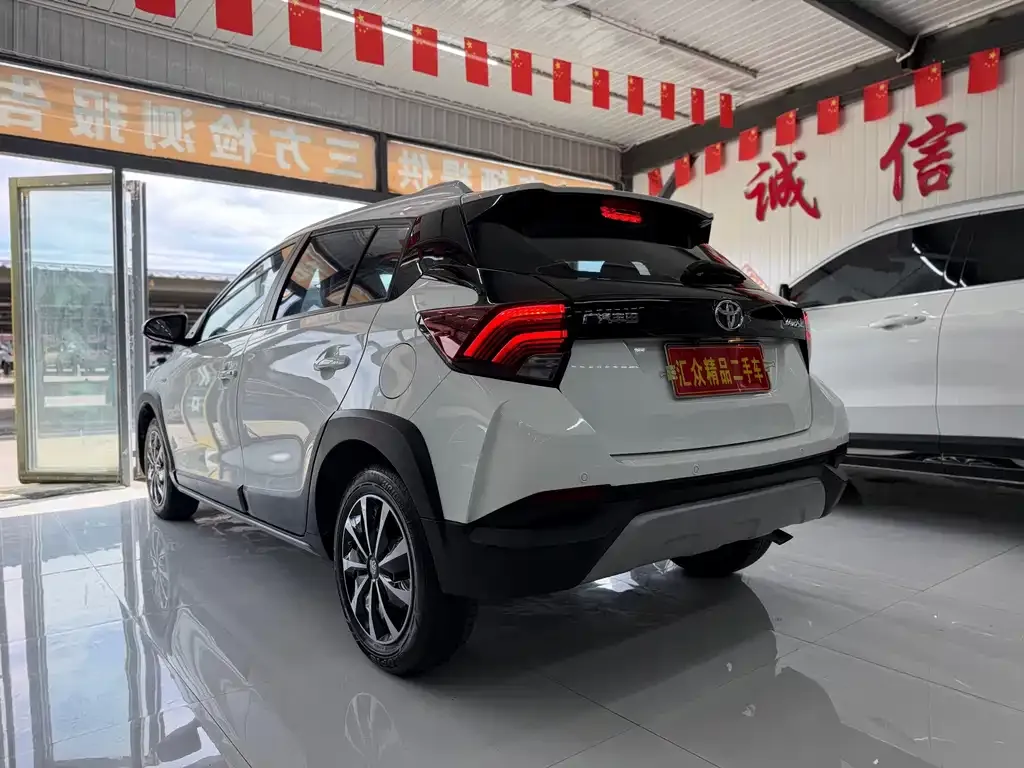 Toyota Yaris L — фото 3
