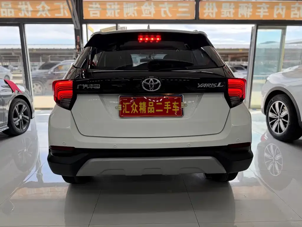 Toyota Yaris L — фото 5