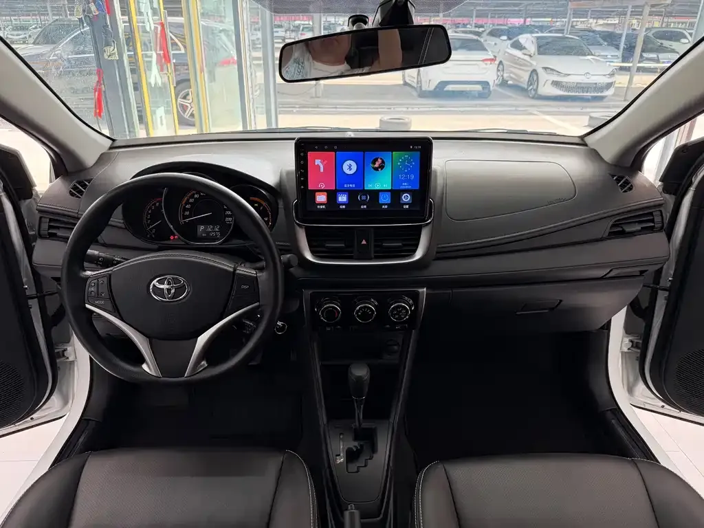 Toyota Yaris L — фото 10