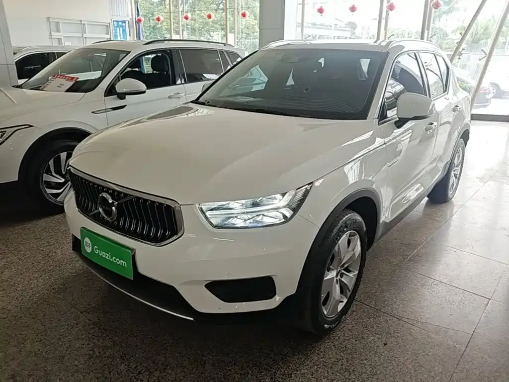 Volvo XC40 — фото 1