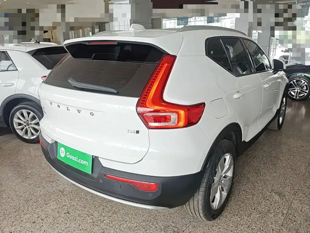 Volvo XC40 — фото 10