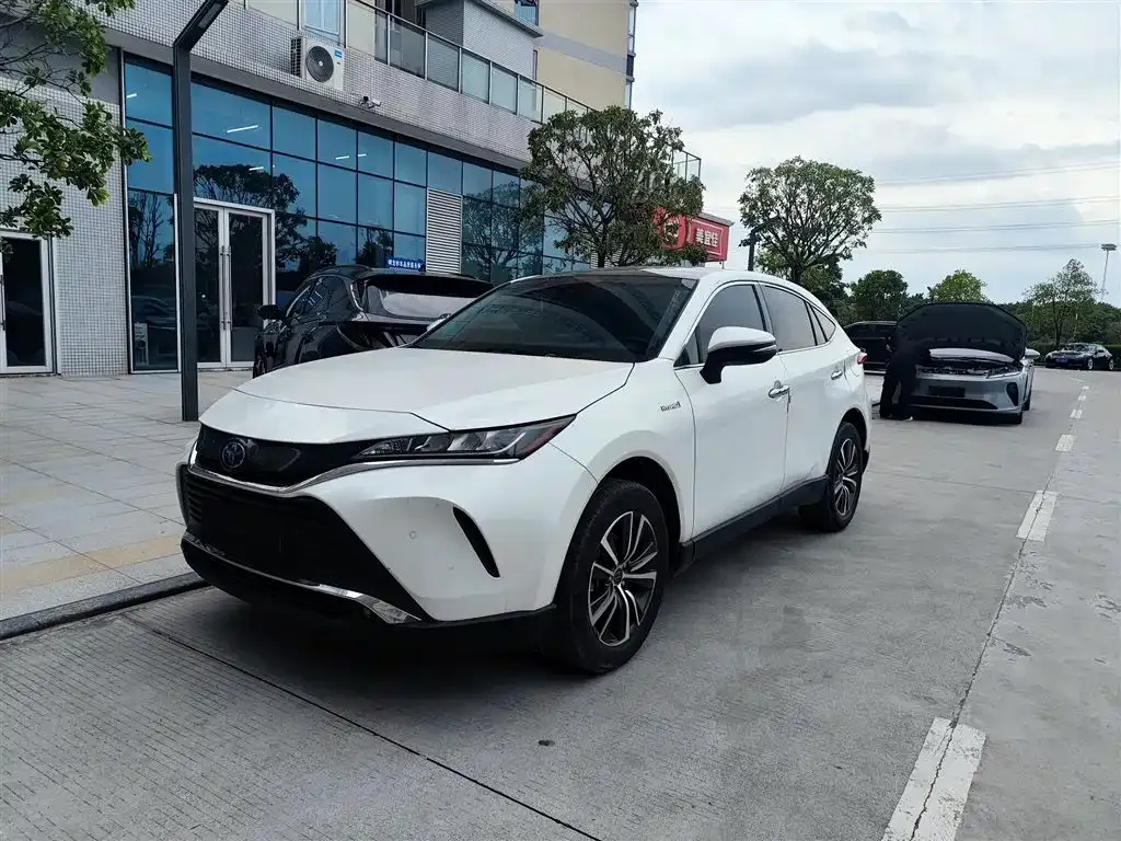 Toyota Harrier — фото 1