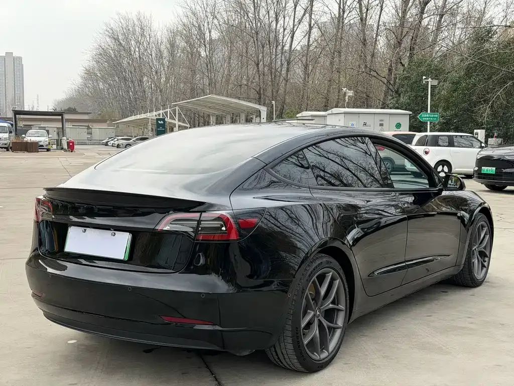 Tesla Model 3 — фото 7