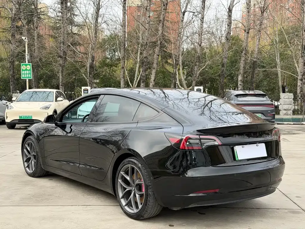 Tesla Model 3 — фото 3