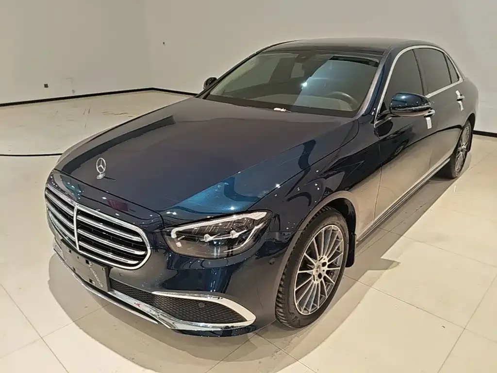 Mercedes-Benz E-Class — фото 1