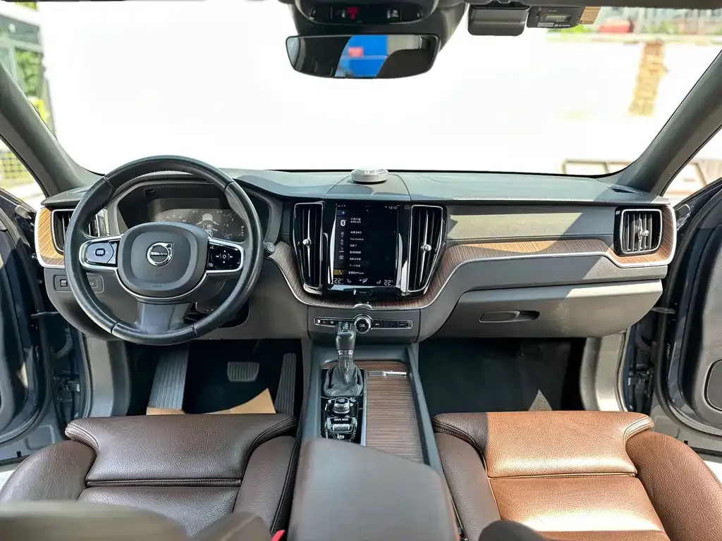 Volvo XC60 — фото 9