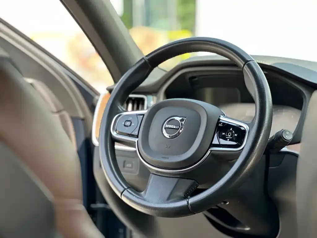 Volvo XC60 — фото 4