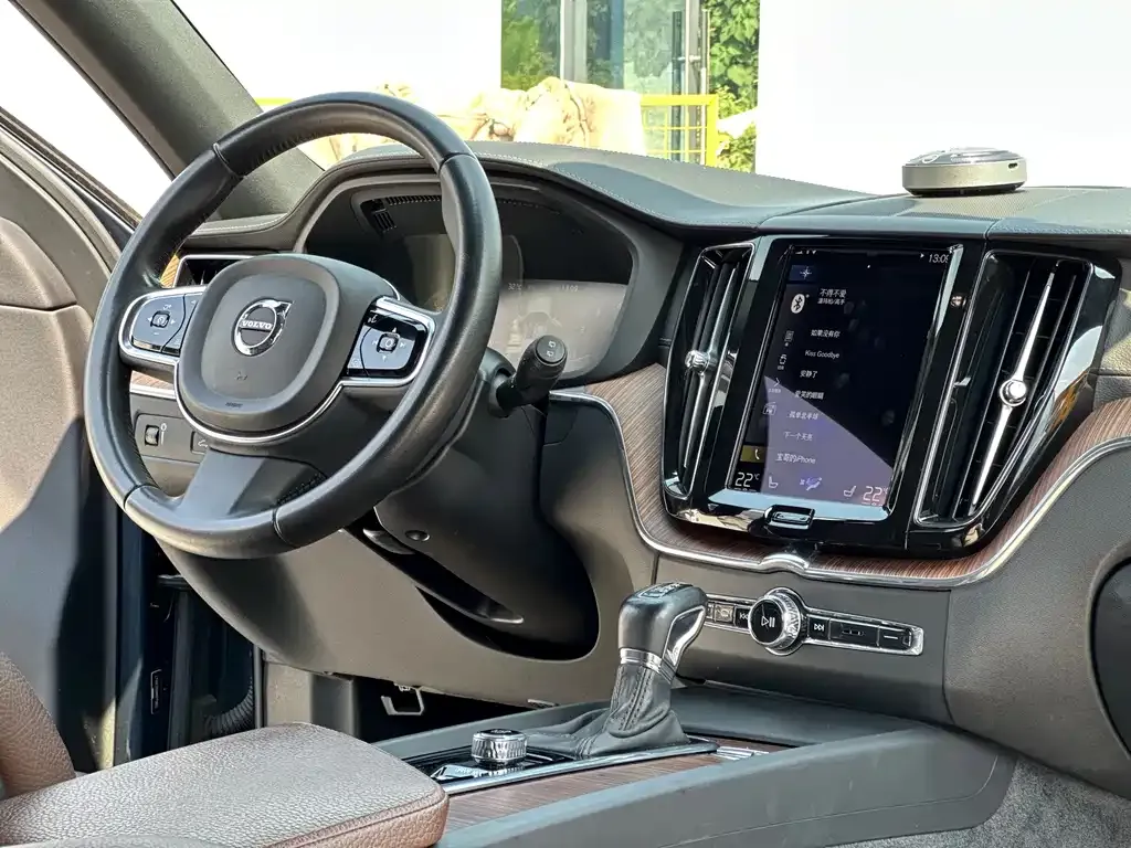 Volvo XC60 — фото 2