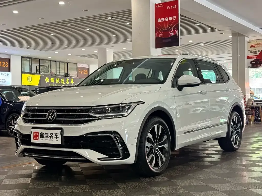 Volkswagen Tiguan L — фото 1
