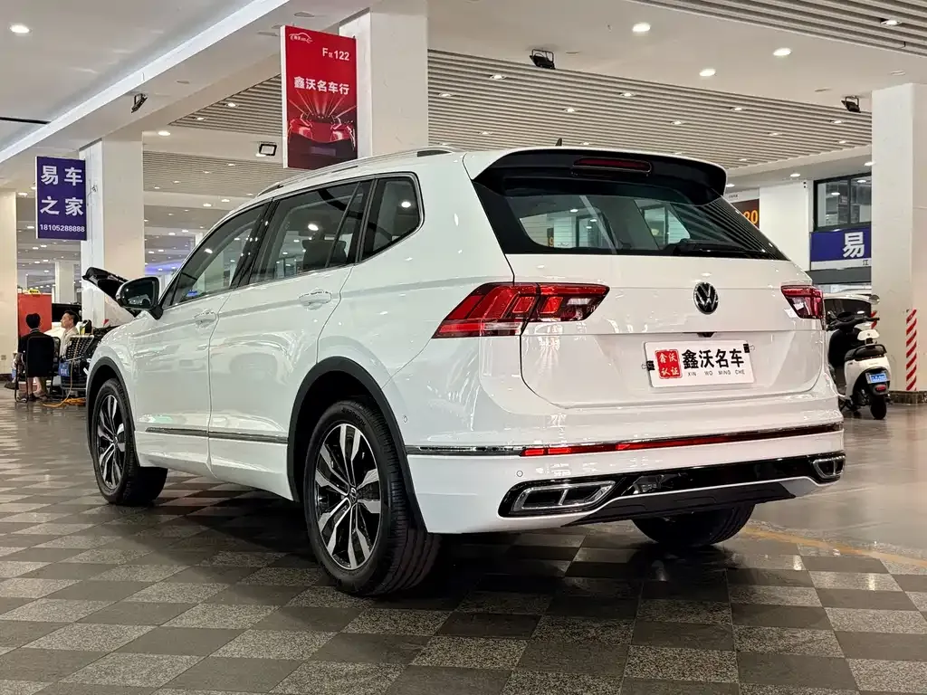 Volkswagen Tiguan L — фото 10
