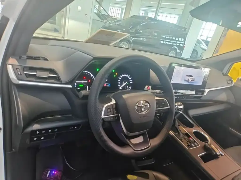 Toyota Granvia — фото 10