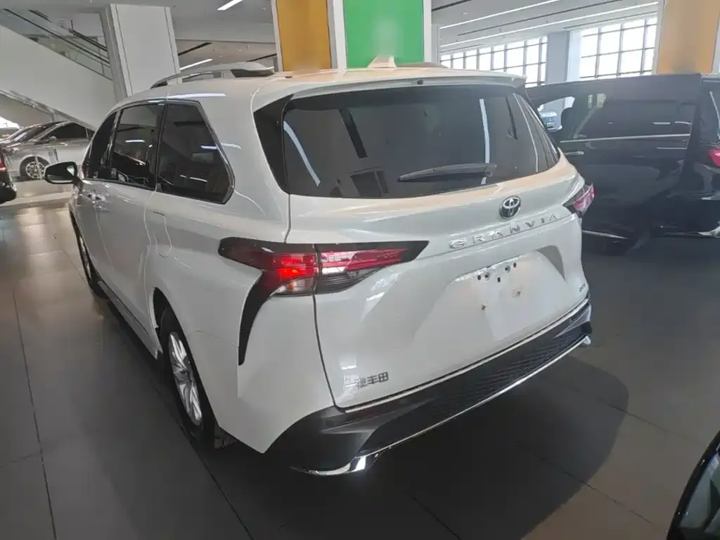 Toyota Granvia — фото 5