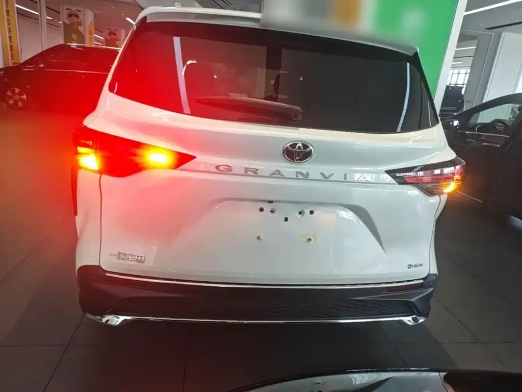 Toyota Granvia — фото 6