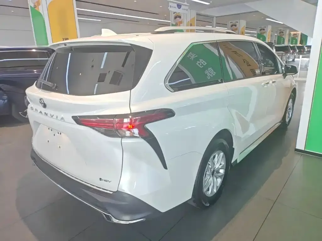 Toyota Granvia — фото 4