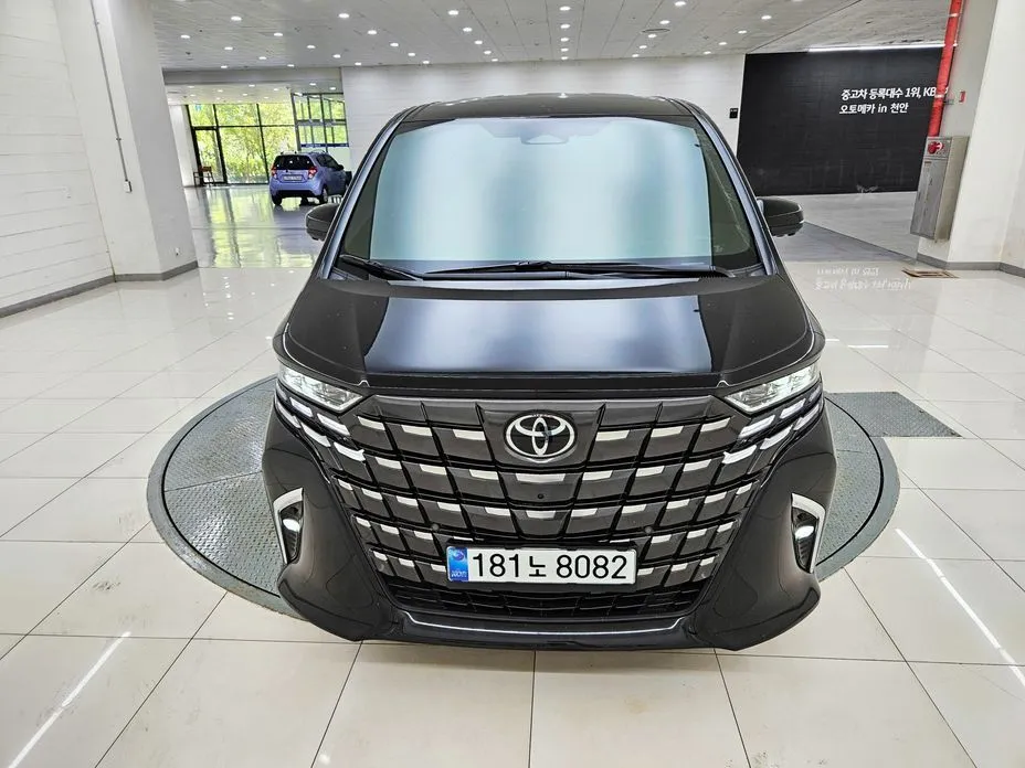 Toyota Alphard — фото 1