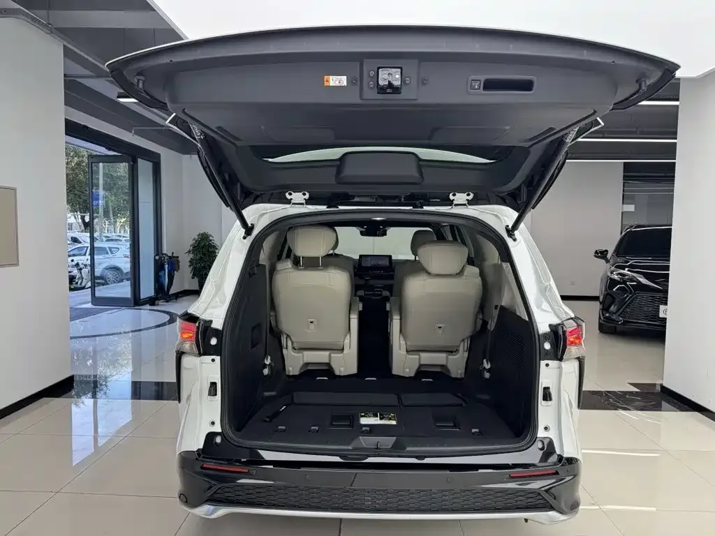 Toyota Granvia — фото 8