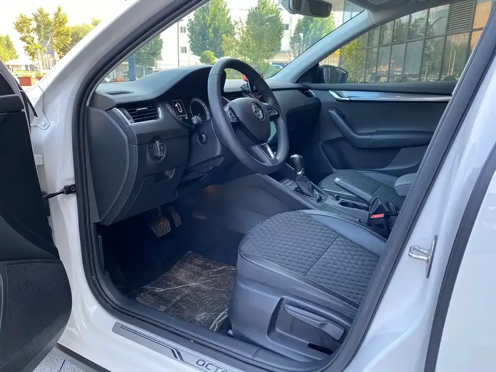 Skoda Octavia — фото 7