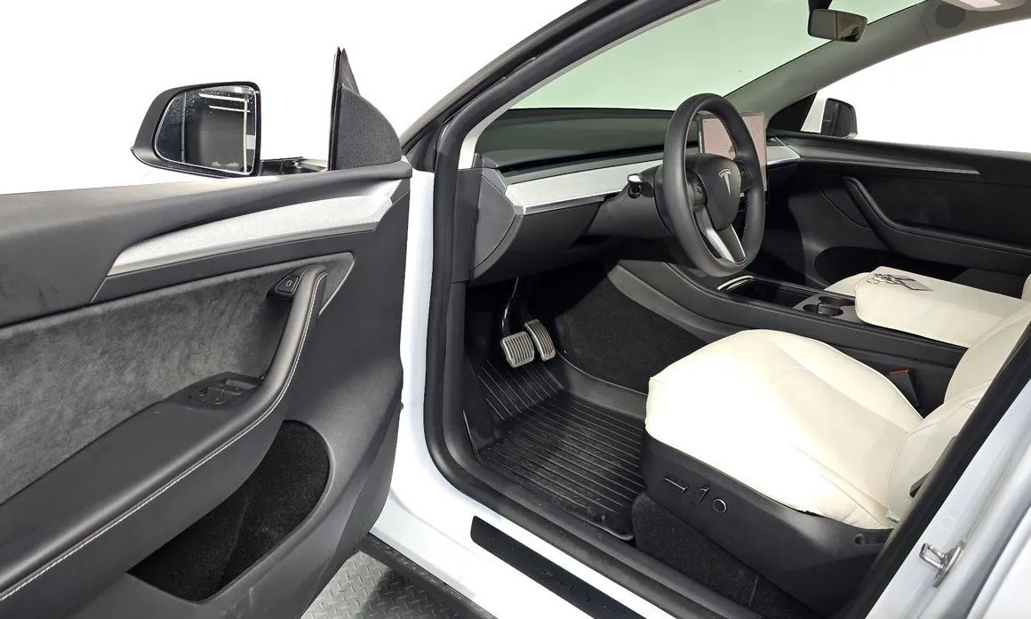 Tesla Model Y — фото 10