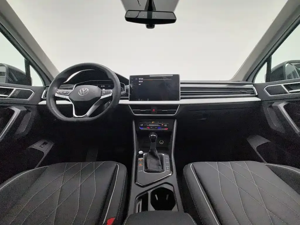 Volkswagen Tiguan L — фото 10