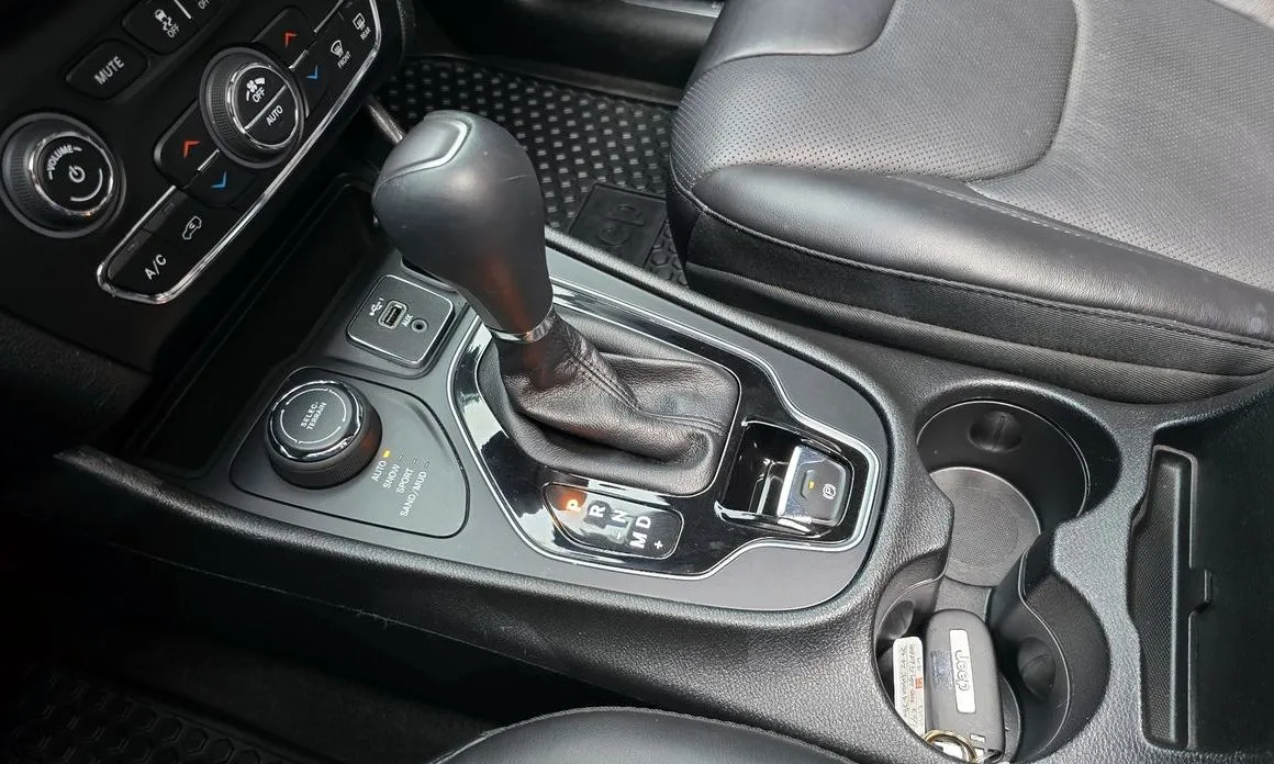 Jeep Cherokee — фото 10