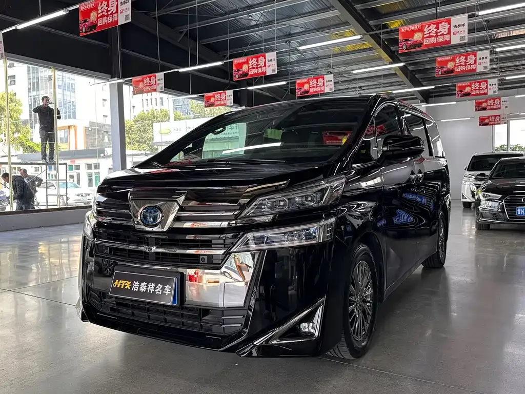 Toyota Vellfire — фото 1
