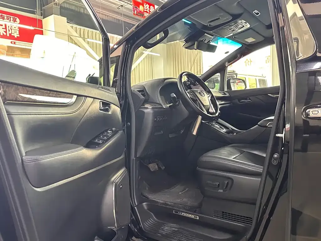 Toyota Vellfire — фото 2