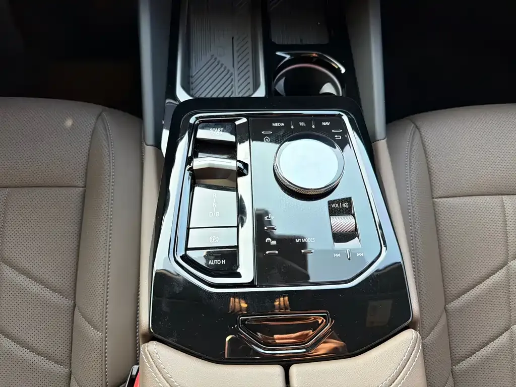 BMW i5 — фото 2