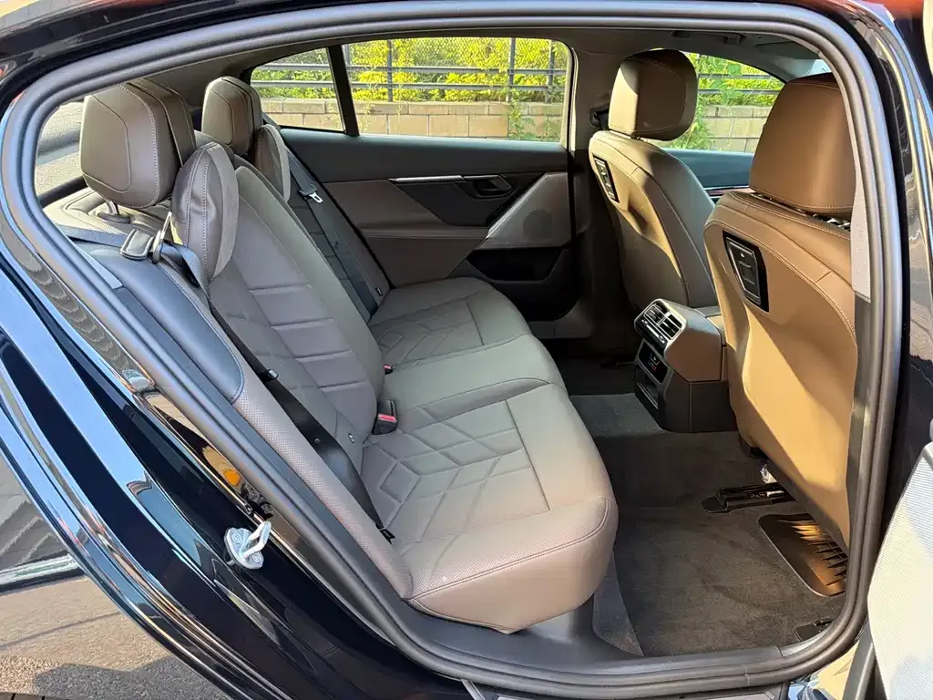 BMW i5 — фото 3