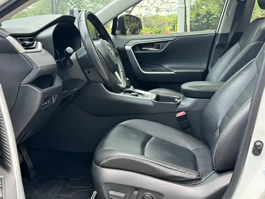 Toyota RAV4 — фото 2
