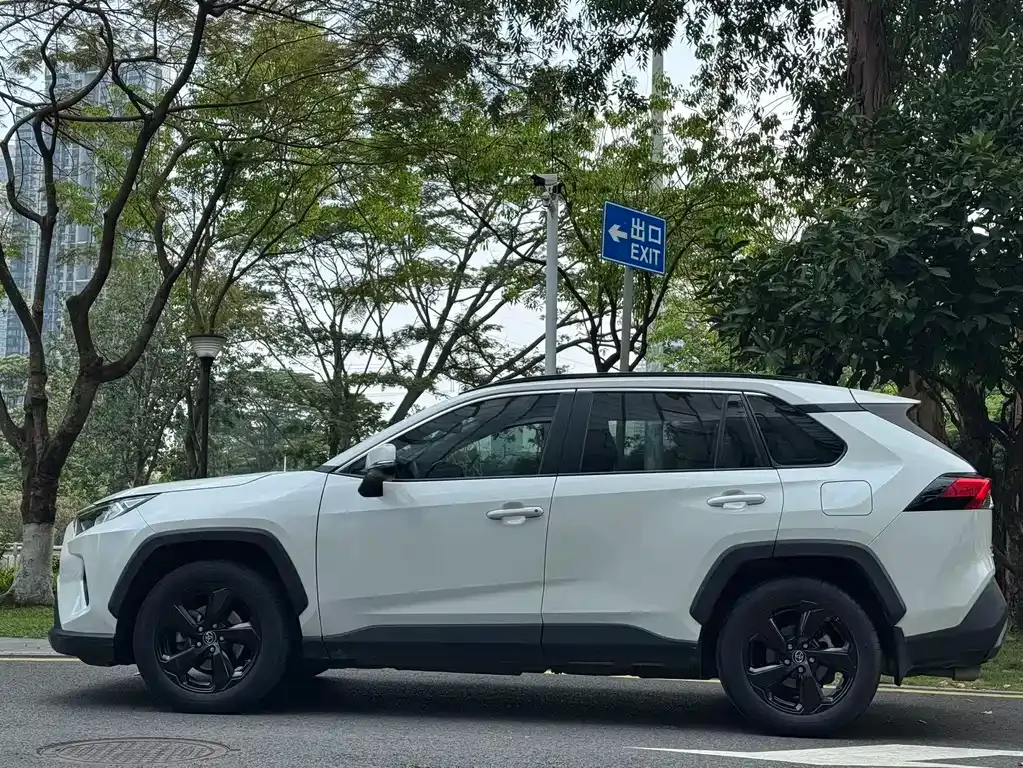 Toyota RAV4 — фото 5