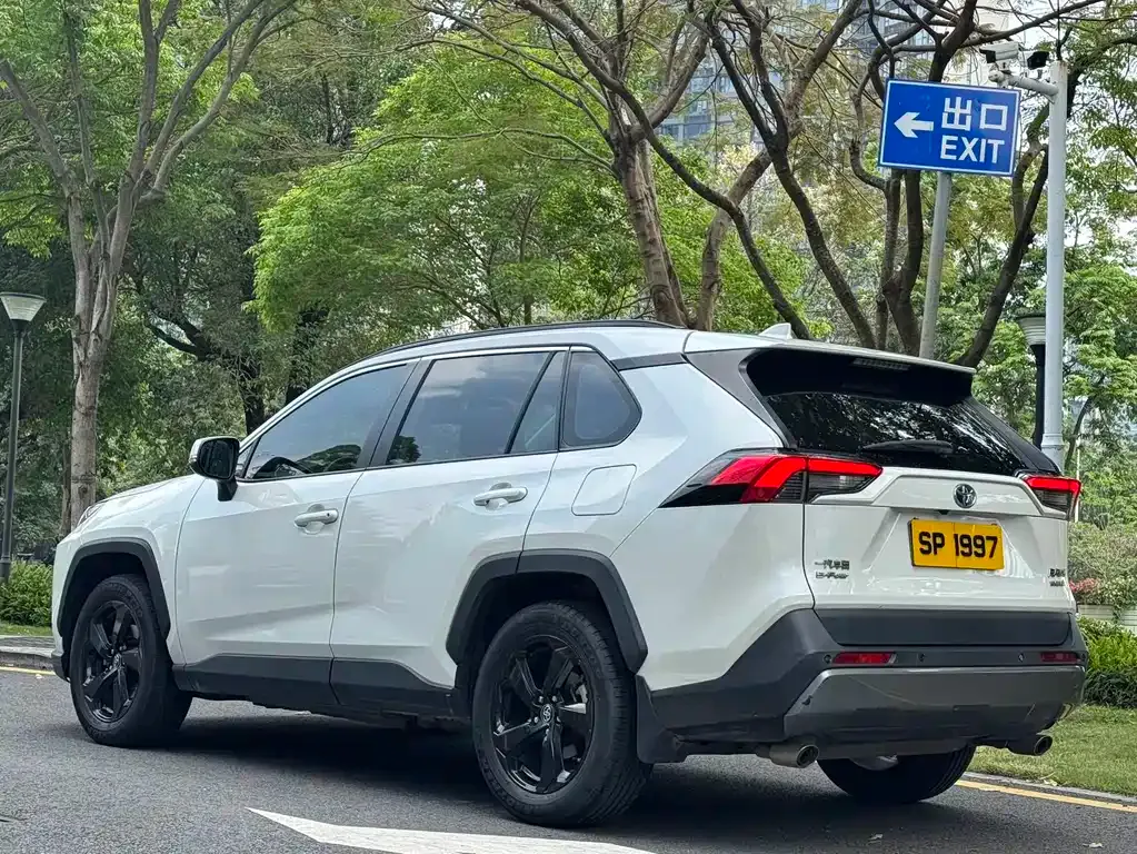 Toyota RAV4 — фото 9