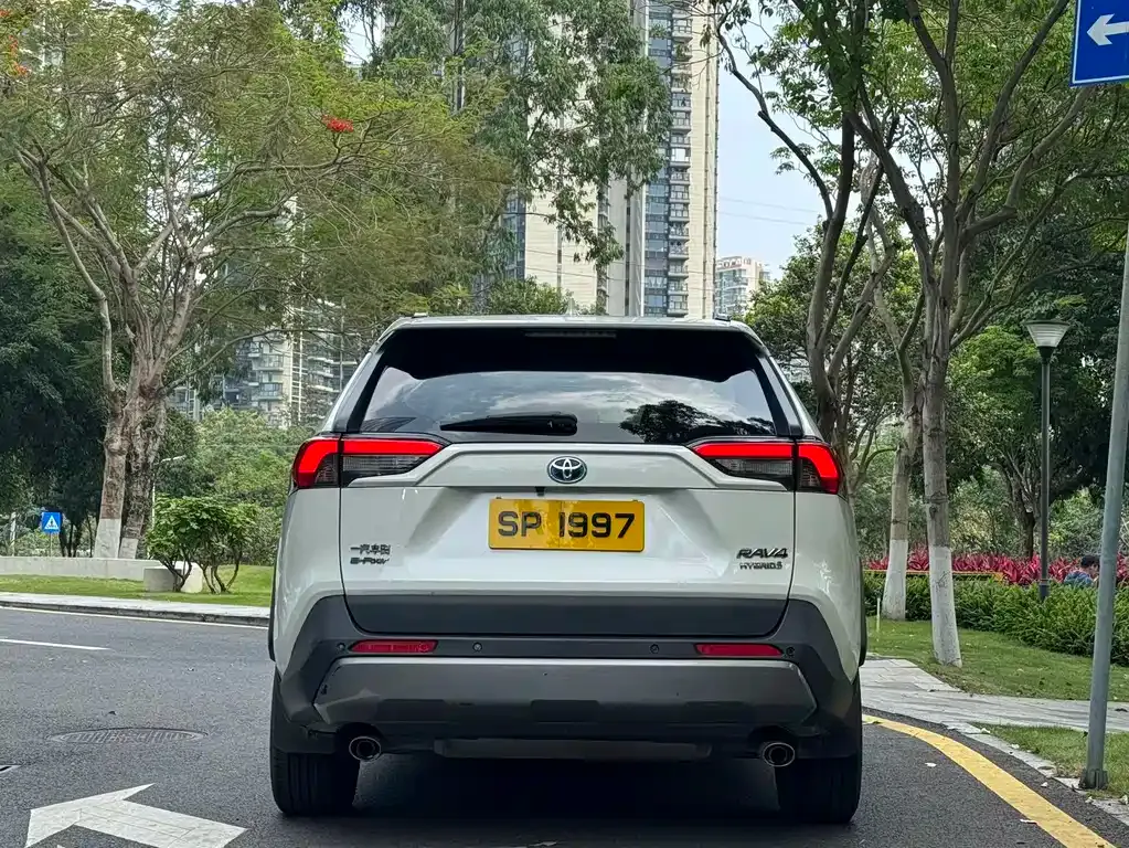 Toyota RAV4 — фото 6