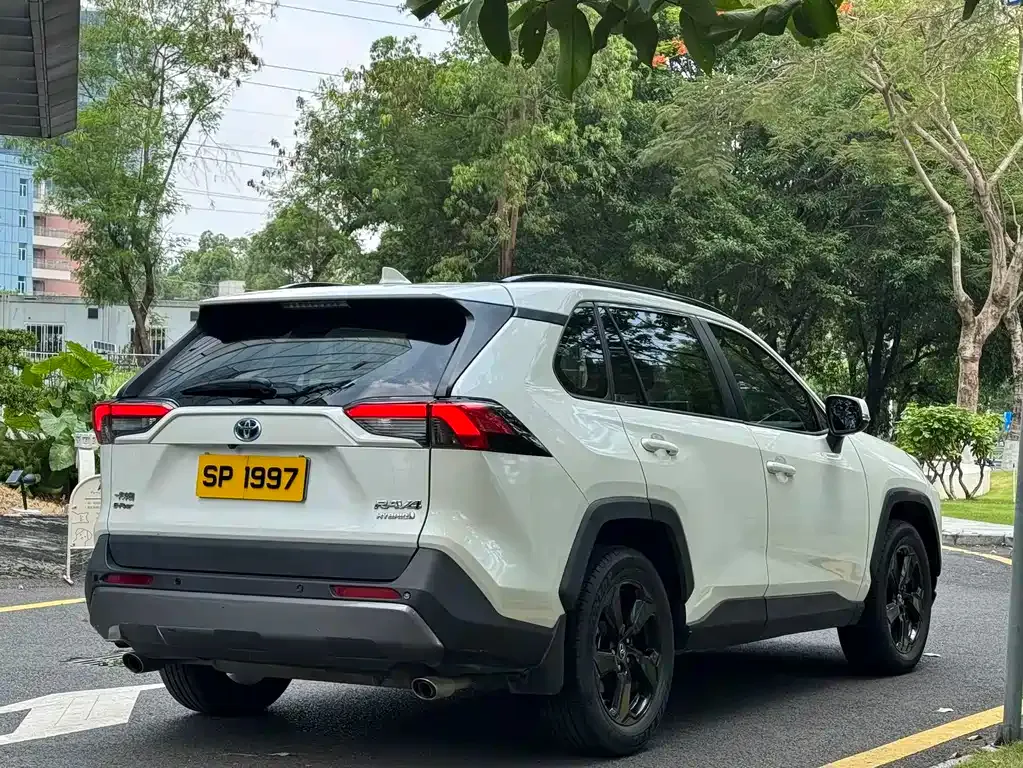 Toyota RAV4 — фото 10