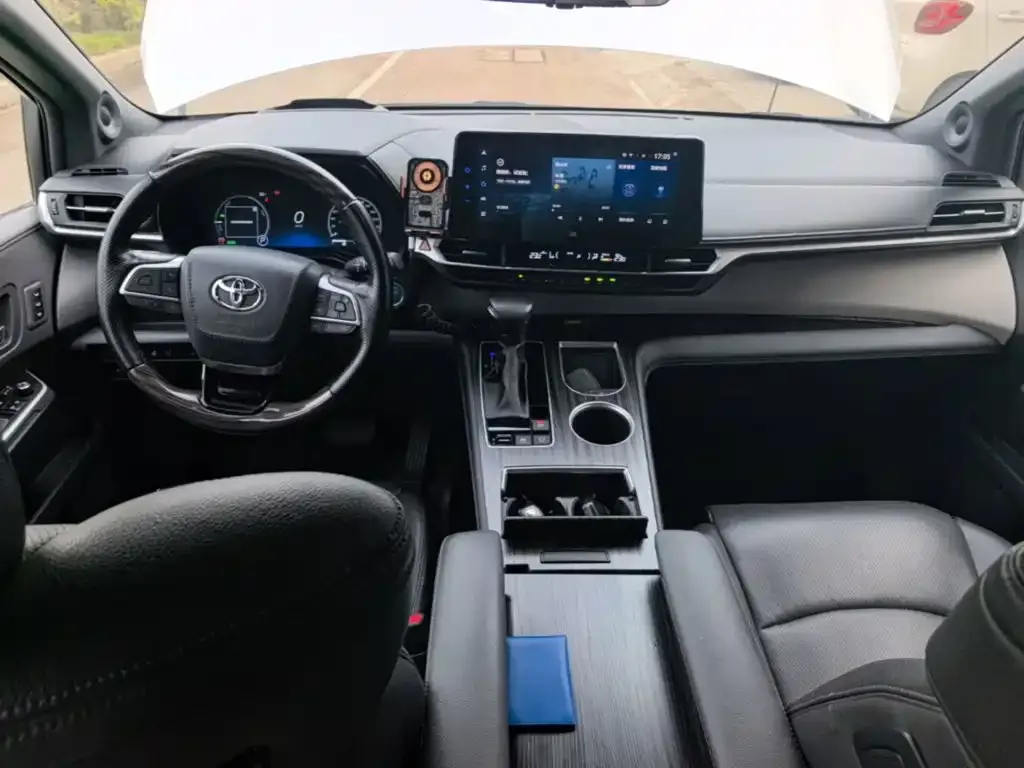 Toyota Granvia — фото 6
